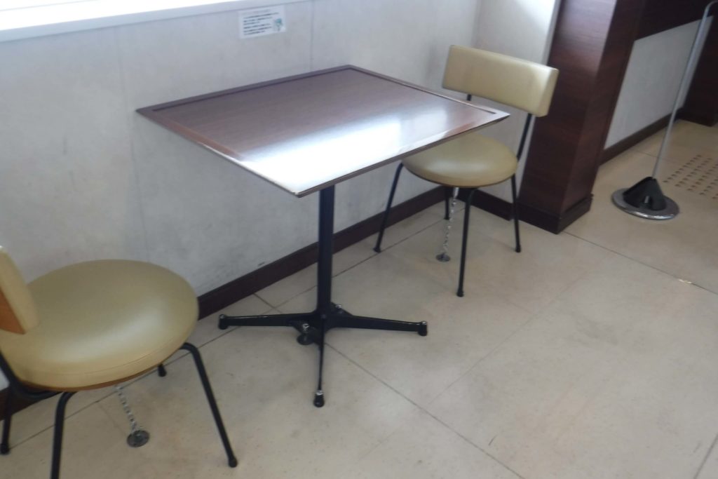 カーフェリーときわ丸船内椅子のチェーン