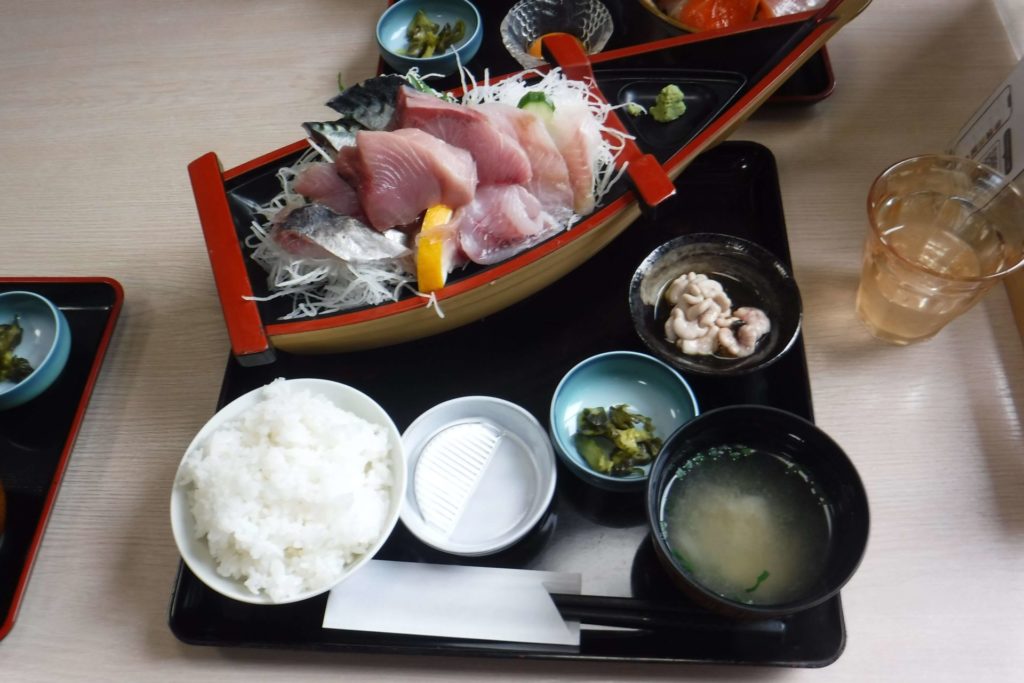 キッチンよろこんで地魚刺身定食