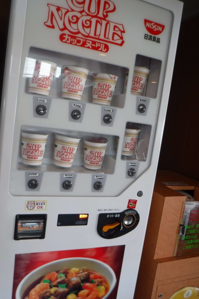 カップ麺の自販機（フェリー内）