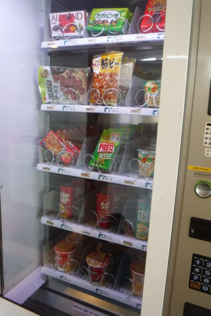 お菓子の自販機（フェリー内）