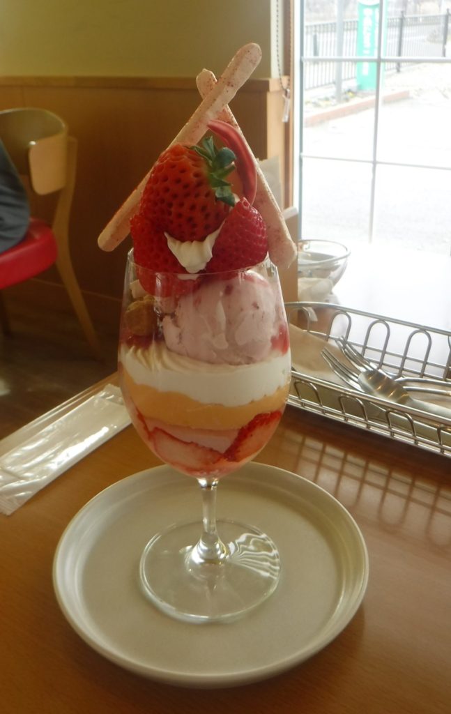 中条たまご　越後姫のパフェ